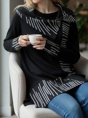 ⭐️ Cozy Black and White Michael Tyler Sweater Tunic - size L